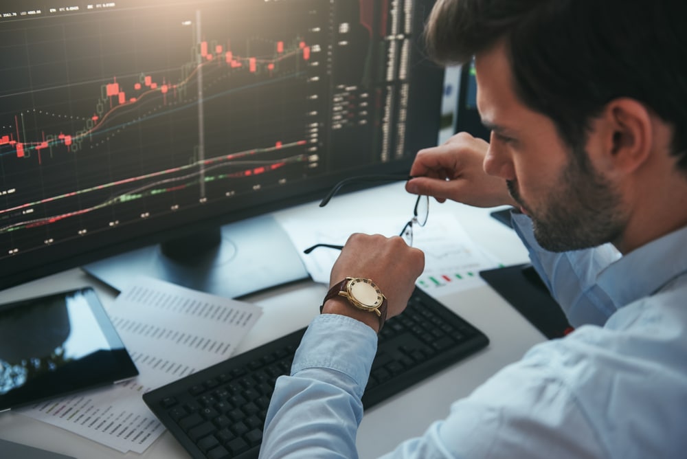 Time,To,Trade.,Bearded,Male,Trader,Looking,At,Watch,On - Tokenhell