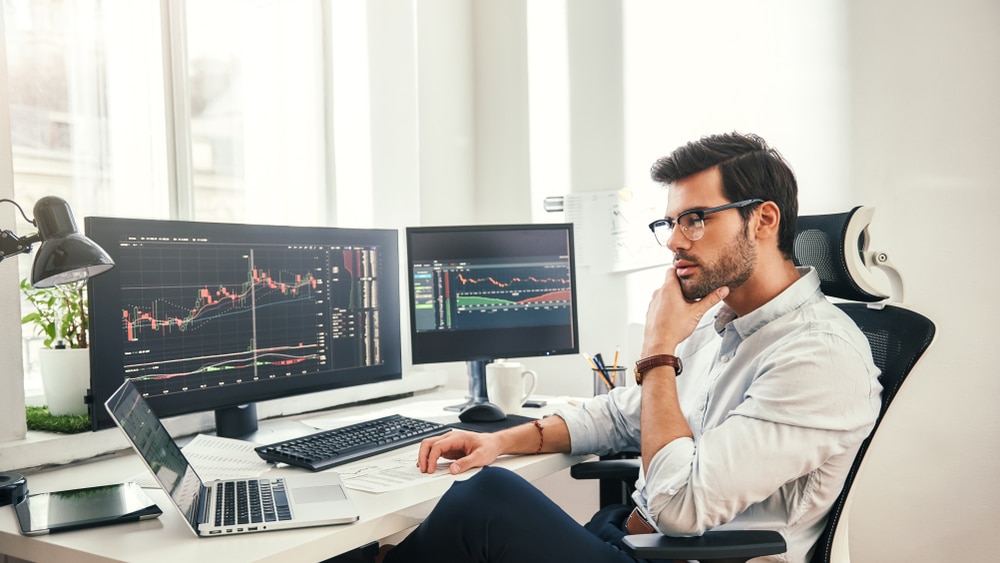TradingOnlineSuccessfulAndYoungBeardedTraderInEyeglassesAnd - Tokenhell