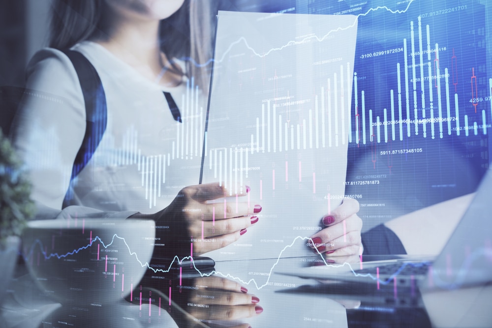 Double,Exposure,Of,Hands,Making,Notes,With,Forex,Chart,Huds. - Tokenhell