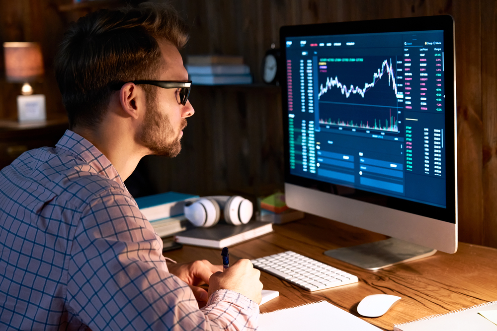 SeriousBusinessManTraderAnalystLookingAtComputerMonitorInvestor - Tokenhell Reseña de Luxren Capital review – una visión completa del broker