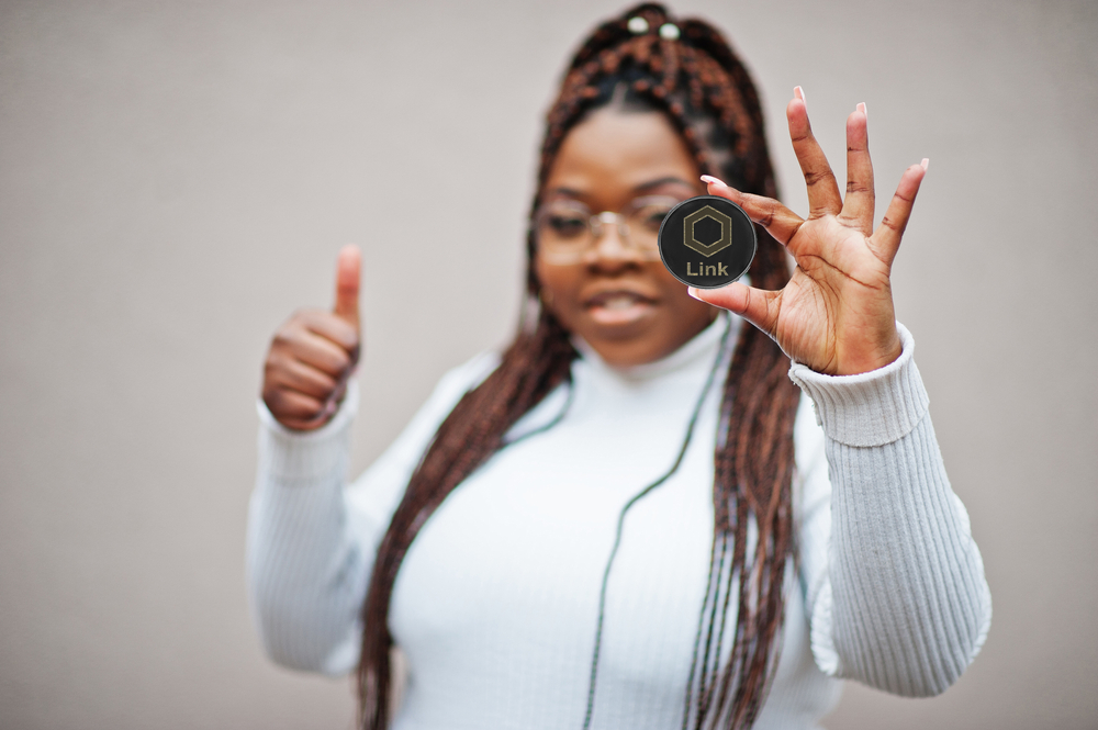 African,American,Business,Woman,Show,Chainlink,Coin,And,Thumb,Up. - Tokenhell
