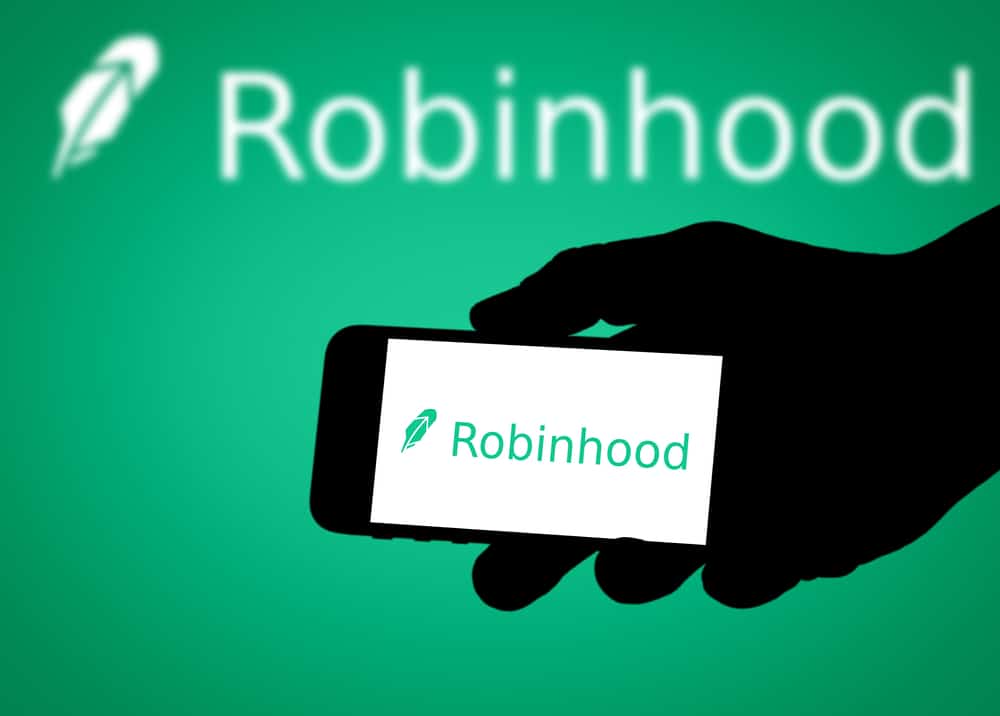 MunichGermany-January282021robinhoodTadingApplicationOnMobile - Tokenhell Robinhood CEO Pledges to Challenge SEC Claims Following Wells Notice