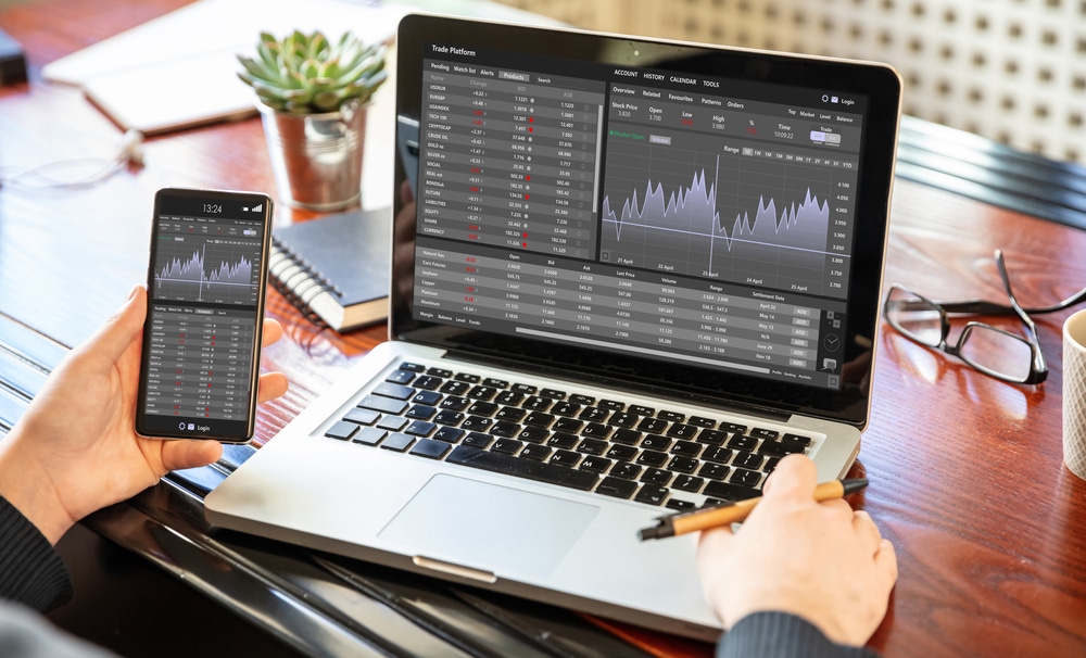 StockExchangeMarketAnalysisManWorkingWithALaptopMonitoring - Tokenhell Opinie Manfreditrade.com: Opinie i Recenzja Nowego Brokera