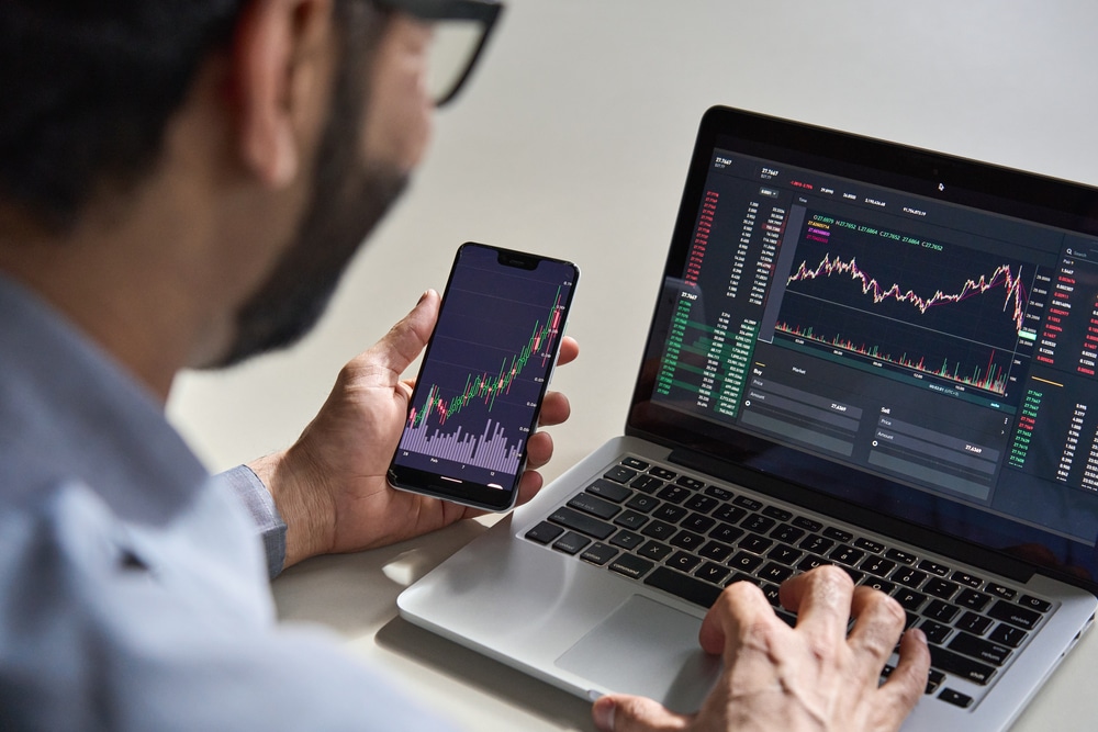 Business,Man,Trader,Investor,Analyst,Using,Mobile,Phone,App,Analytics - Tokenhell