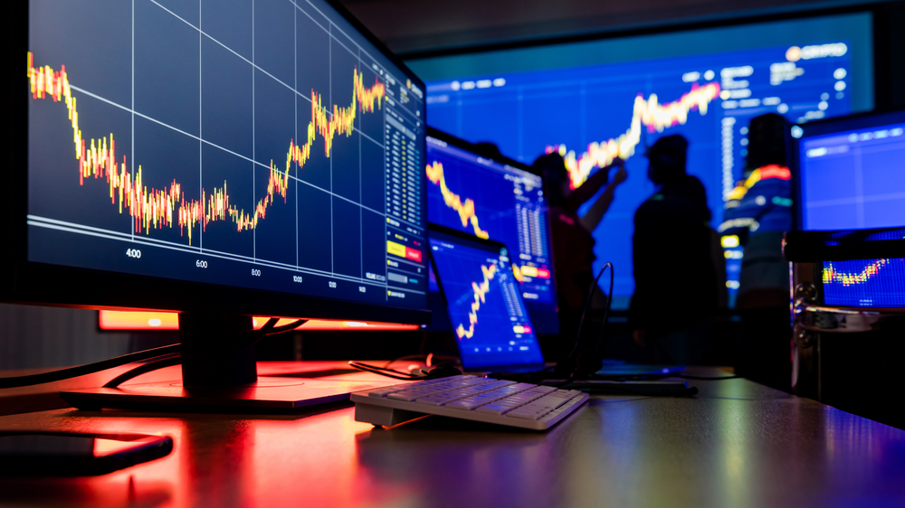 CloseUpShotOfFinancialAnalysisGraphChartStockExchange - Tokenhell Reseña de Quintustrade.com (Quintustrade) – Trading Confiable Todo en Uno para Inversores Ocupados