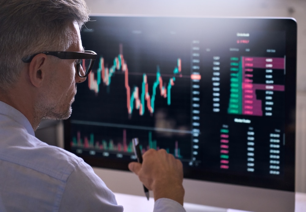 CryptoTraderInvestorAnalystBrokerUsingPcComputerAnalyzingOnline - Tokenhell
