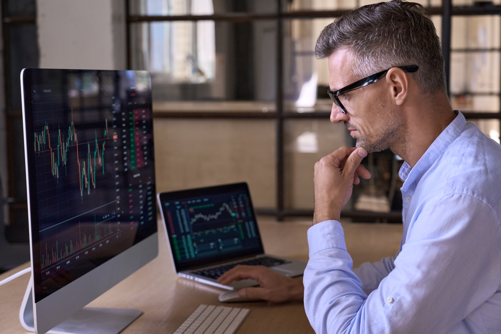 Crypto,Trader,Investor,Analyst,Broker,Using,Pc,Computer,Analyzing,Digital - Tokenhell