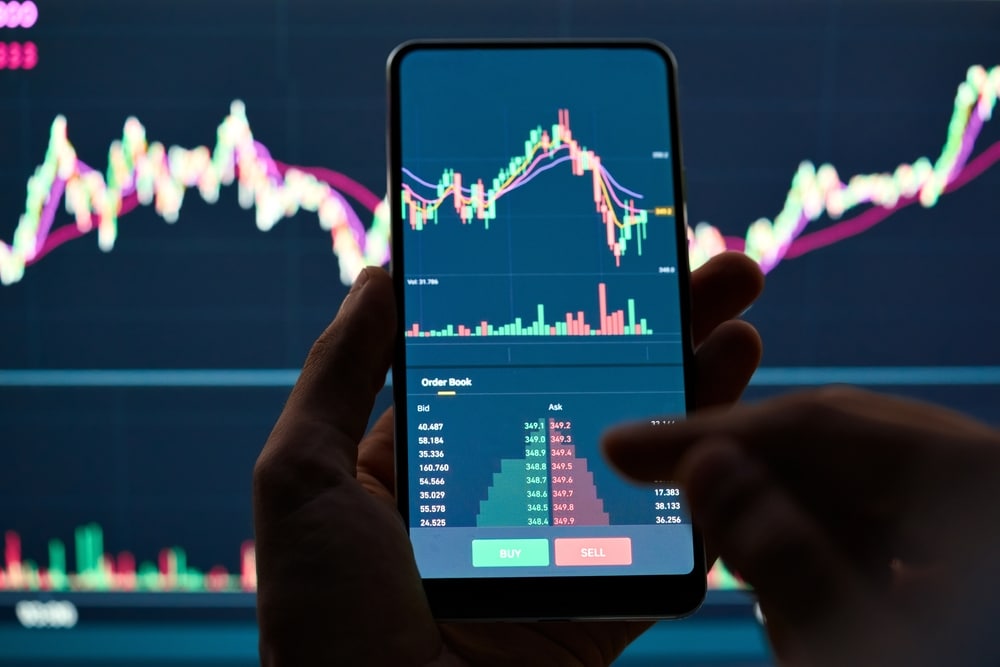 Crypto,Trader,Investor,Broker,Holding,Finger,Using,Cell,Phone,App - Tokenhell