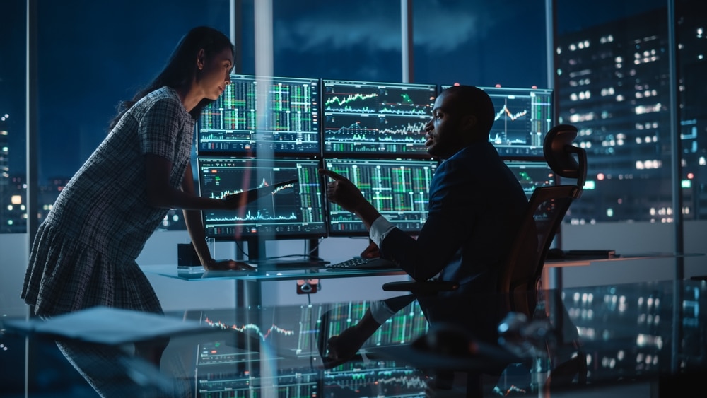 FinancialAnalystTalkingToInvestmentBankerInTheEveningAt - Tokenhell