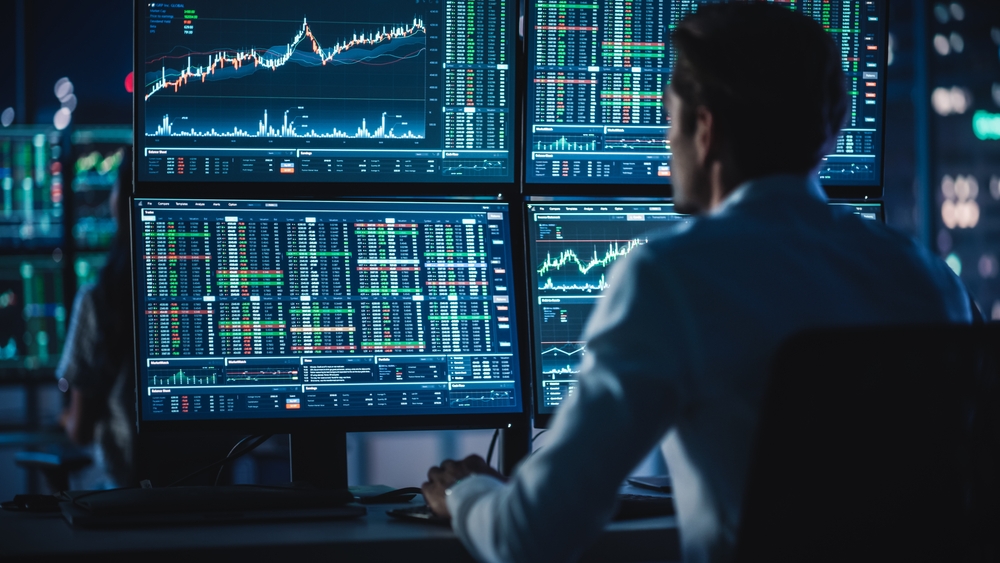 Financial,Analysts,And,Day,Traders,Working,On,A,Computers,With - Tokenhell