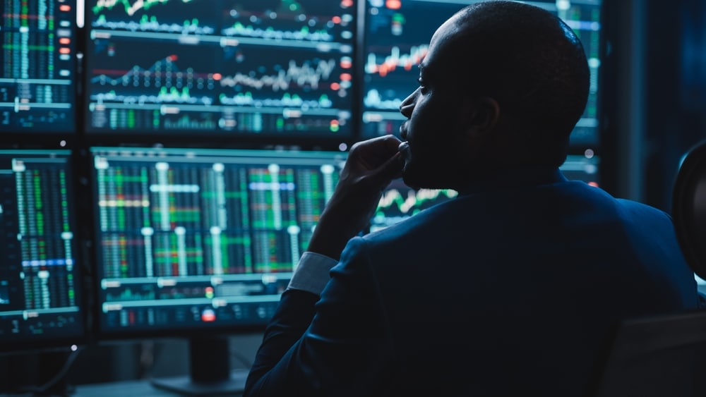 CloseUpPortraitOfFinancialAnalystWorkingOnComputerWith - Tokenhell Recensione di Lemintero (Lemintero.com) - Come può questo broker agevolare i trader di diversi livelli?
