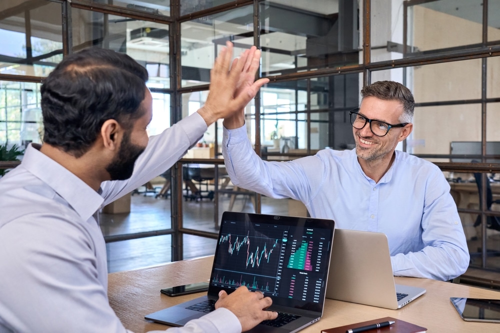 TwoHappySuccessfulExcitedDiverseTradersInvestorsGivingHighFive - Tokenhell Byron Plus Global Bewertung (Byronplusglobal.com) - Erkundung der Eigenschaften dieses Online Brokers