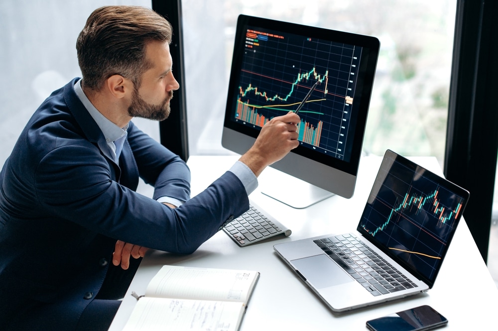 FocusedSmartSuccessfulCaucasianMaleStockInvestorBrokerSitsAt - Tokenhell
