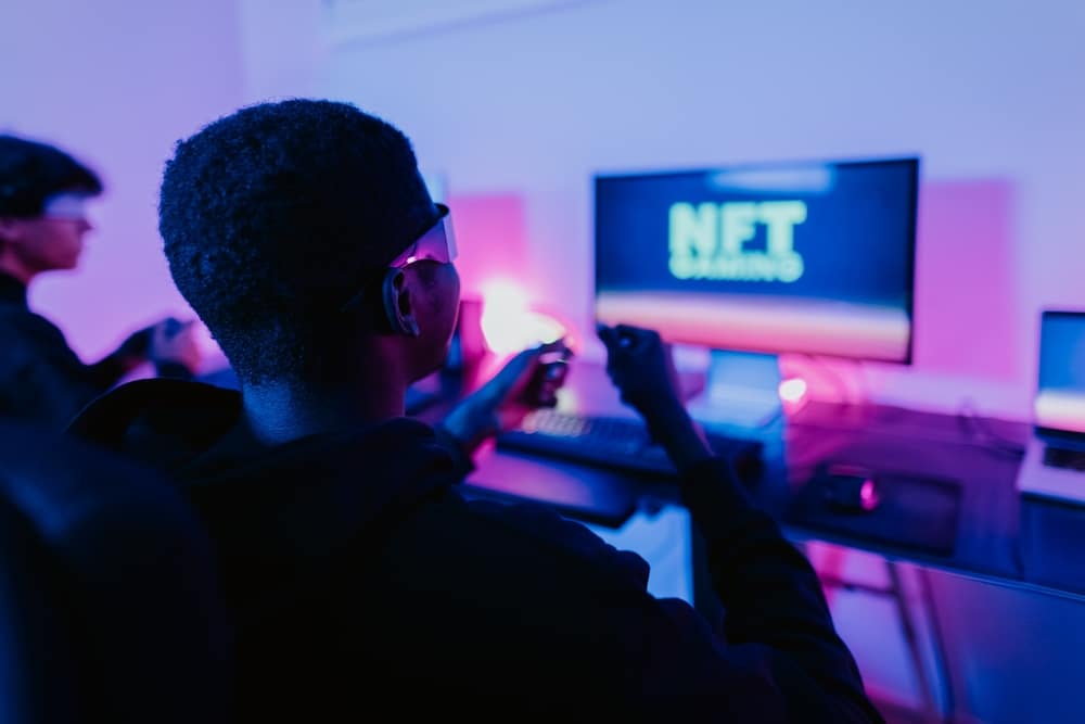 YoungGamersHavingFunPlayingOnDecentralizedNftGamingBlockchain - Tokenhell