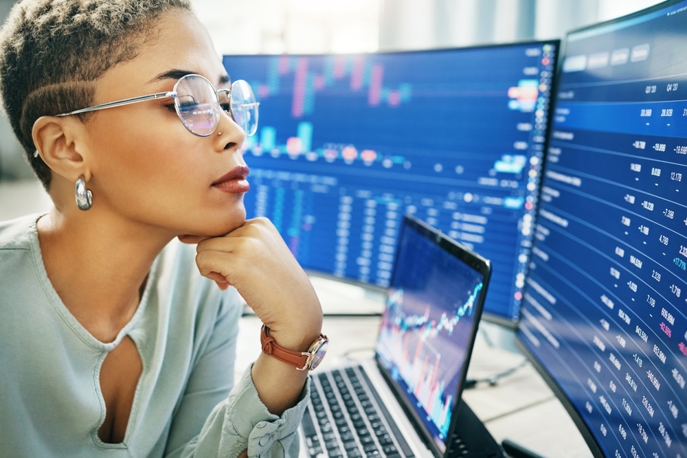 BusinessWomanLaptopAndThinkingOnStockMarketInFintech - Tokenhell