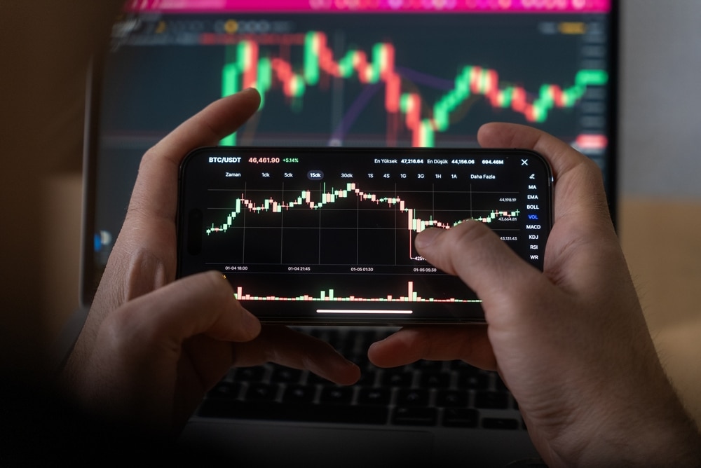 SmartphoneWithMobileApplicationCryptocurrencyWalletAManAnalyzesThe - Tokenhell Торговля для новичков на Corpteck.com отзывы