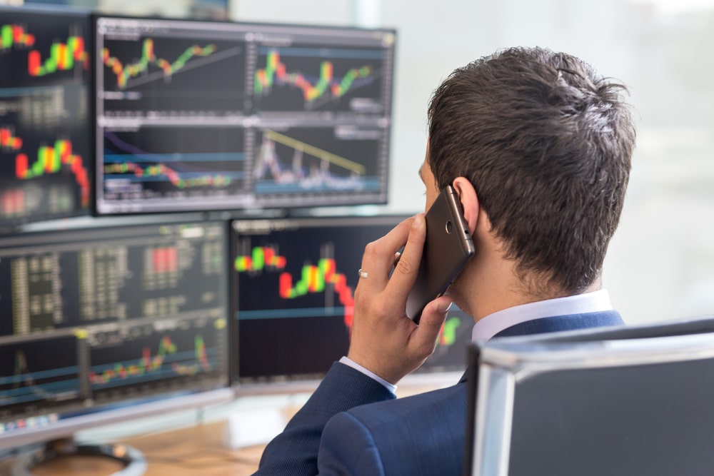 Over,The,Shoulder,View,Of,And,Stock,Broker,Trading,Online - Tokenhell