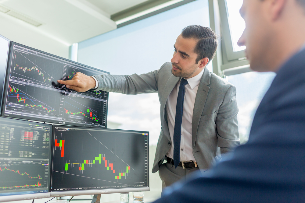 Businessmen,Trading,Stocks,Online.,Stock,Brokers,Looking,At,Graphs,,Indexes - Tokenhell